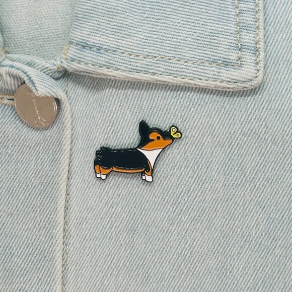 ✨Pin Broch Enamel Corgi Dog with Butterfly Dog Lovers Broch Black Brown White ✨ - Picture 1 of 6